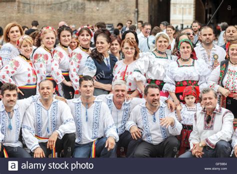 cultura rumana mujeres|Diferencias culturales entre rumanos y españoles: aspectos a。